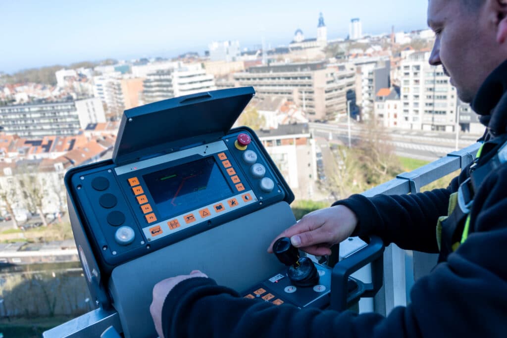Machine professionnelle pour nacelle élévatrice lors de travaux de nettoyage et d'entretien avec vue sur la ville en arrière-plan