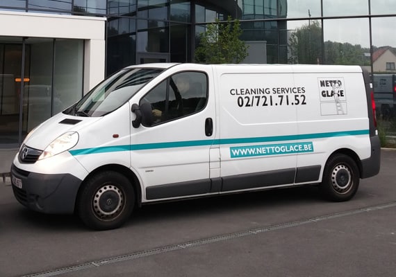 Camionnette Netto Group pour services de nettoyage avec logo de l'entreprise et coordonnées pour services professionnels d'entretien des locaux